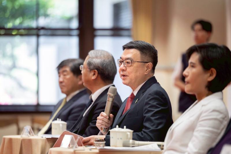【創新創業與產經政策】行政院以「5大行動、20項進行式」為主軸，期能穩健進步、全力以赴