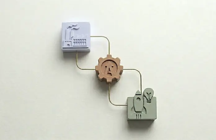 隨著人工智慧帶動技術動能,科技發展日新月異,企業面臨著市場複雜度提升與快速變遷的雙重壓力。考量到內部創新動能受限且資源成本昂貴,許多企業開始採納「開放式創新」(Open Innovation)策略,強調跨越組織邊界、共同開發技術。